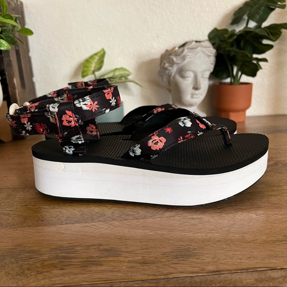 Teva
Women's Black Floral Flatform Thong Sandal Size 7